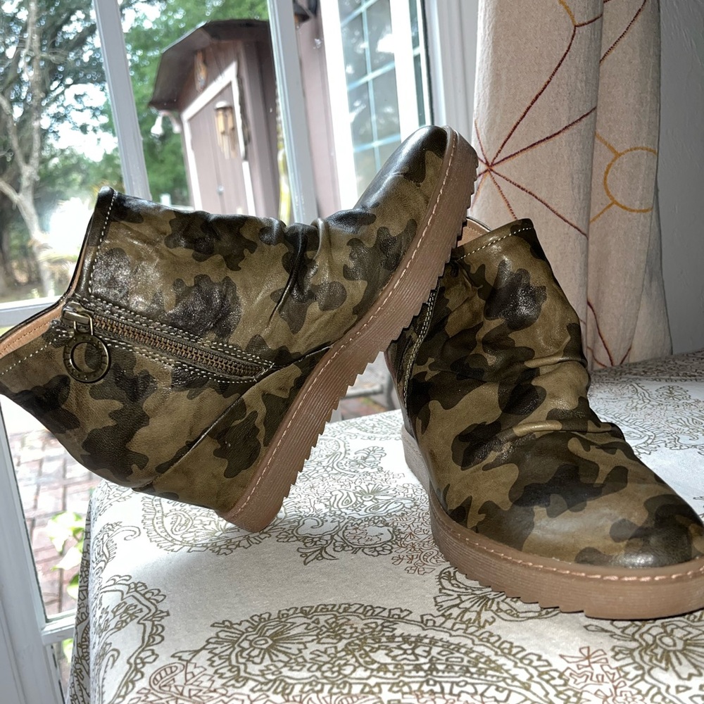 Sofft Olive Green Camo Wedge Ankle Boots